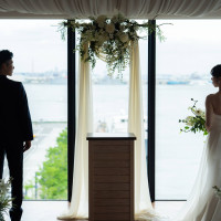 窓が大きく横に広いチャペルです
