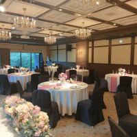 披露宴会場桜花です。奥の窓から桜が見えます。