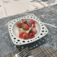 ウエディングケーキを取り分けてくれます