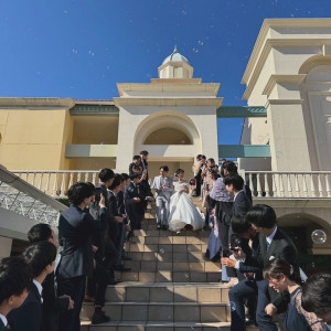 大階段でのフラワーシャワー|753401さんのOCEAN&RESORT MARIZON(オーシャン＆リゾート マリゾン)の写真(2579703)