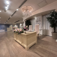 装花は希望の花材が時期ではなかったので、造花を使用しました。