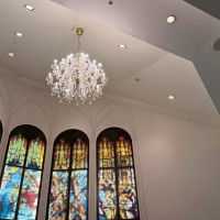 ガーデンチャペル 天井が高めでシャンデリアが綺麗です