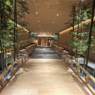神前式の会場では季節に合わせた装飾と神聖な雰囲気が良いです