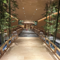 神前式の会場では季節に合わせた装飾と神聖な雰囲気が良いです