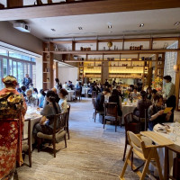 披露宴会場の入り口からの写真です。11テーブル配置しています