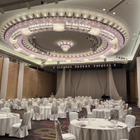 披露宴会場のゲスト入場前の写真です。奥が高砂席です。