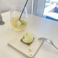 最初に飲み物と軽いデザートを頂きました