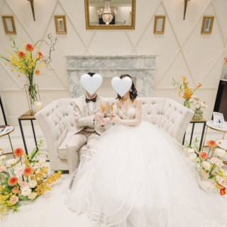 後ろの鏡にシャンデリアが写りこみ綺麗です。