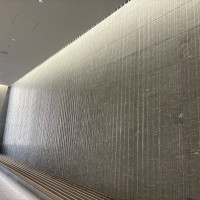チャペルに行くまでの道。水が流れていて綺麗でした