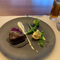 お肉料理。噛み締めたくなる美味しさ。