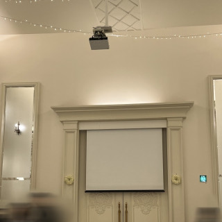 挙式会場にもプロジェクターがあります。