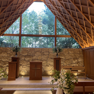 木の天井が素敵な挙式会場。