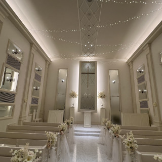 白がベースの挙式会場。