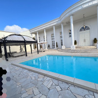 庭にプールがあります。