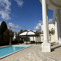 庭からはやや外の景色も見えます…