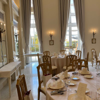 天井が高く窓が大きくて開放的です。