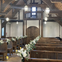 チャペルの新郎新婦側からの風景。ゲストと距離が近いです。