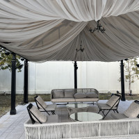 庭にはソファスペースがありました。