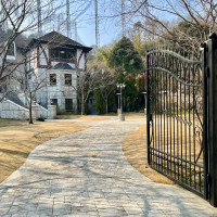 入り口は大きな門が印象的でした。