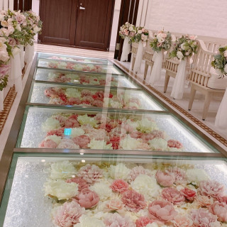 お花のバージンロード、花言葉の意味も素敵でした。
