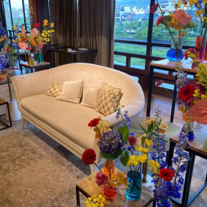 カラフルなお花に囲まれて幸せいっぱいな高砂でした！|753981さんのFUNATSURU KYOTO KAMOGAWA RESORT（登録有形文化財）の写真(2470313)