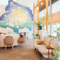 アットホームな雰囲気にブルーの壁画が印象的です