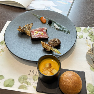 メインのお肉とパン、スープ
