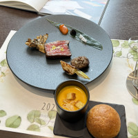 メインのお肉とパン、スープ