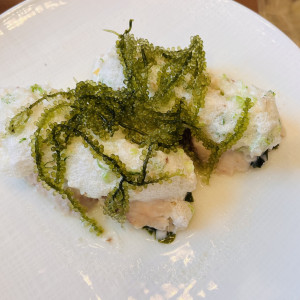 魚料理はお出汁のメレンゲと海ブドウがポイント|754052さんのヴィクトリアガーデン恵比寿迎賓館/テイクアンドギヴ・ニーズウェディングの写真(2489138)
