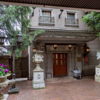 エントランスから会場への移動の際の外観
