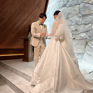 岩が光っており、新郎新婦が映える。