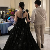 キラキラ光るスパンコールが散りばめられたお花柄の黒ドレス