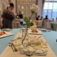 テーブル　薔薇一輪投げ入れ、花びらちらし