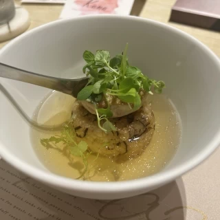 フォアグラが乗った出汁茶漬けはさっぱりします