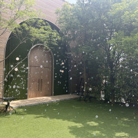 公式写真より狭いですがフラワーシャワーが映えそうです