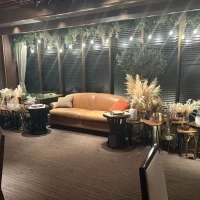 オレンジのライトの大人な雰囲気の披露宴会場です。