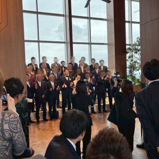 挙式後にチャペルで集合写真！グループごとに撮影可能！