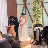 結婚証明書を書く時も手はお腹を支えます