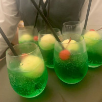 大人のゲストテーブルに運ばれる大量のメロンクリームソーダ！
