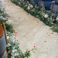 カラフルなフラワーシャワーは新郎新婦が退場した後も映える空間