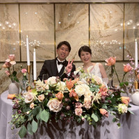 ライトグレイッシュな装花と小物が華やかさをプラス