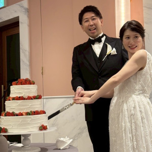 シンプルな苺のウエディングケーキ|754204さんのザ マークグランドホテル（THE MARK GRAND HOTEL）の写真(2471380)