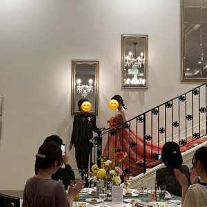 お色直し後の再入場は階段から。|754305さんの山手迎賓館/テイクアンドギヴ・ニーズウェディングの写真(2472542)