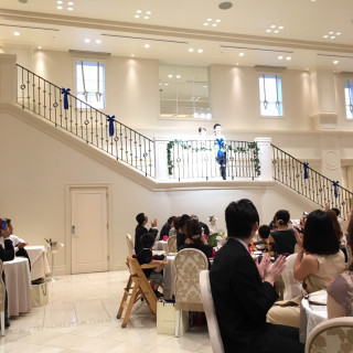 二階から登場！