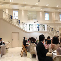 二階から登場！