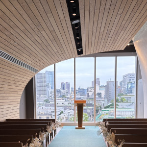 木目調の壁で先を望む手の形を表現|754443さんのCentral Terrace TOKYO（セントラル テラス トーキョー）の写真(2471743)