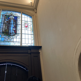 チャペルの入り口のステンドグラス