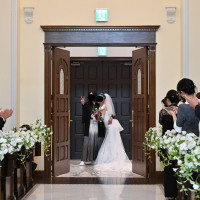 挙式退場時にクロージングハグで退場