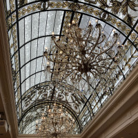 高い天井から光が差し込むよう設計されていました