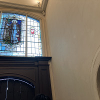 チャペルの入り口のステンドグラス